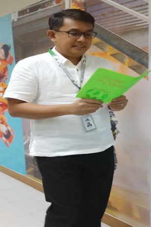 Students with thank you cards