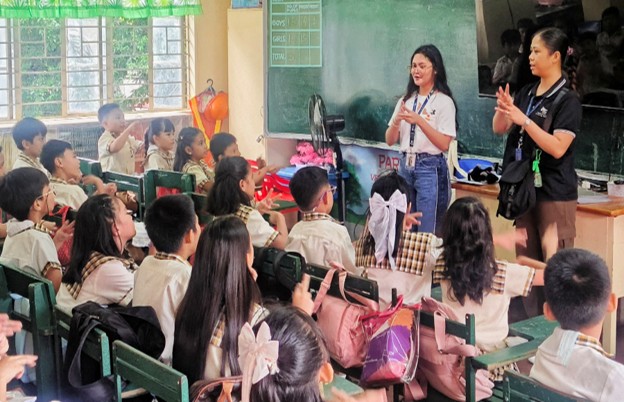 Group activity with students and volunteers